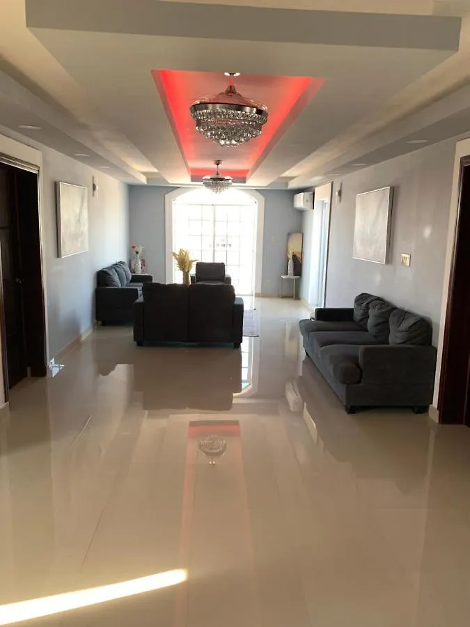 Flaming Houseand Hotel Les Cayes