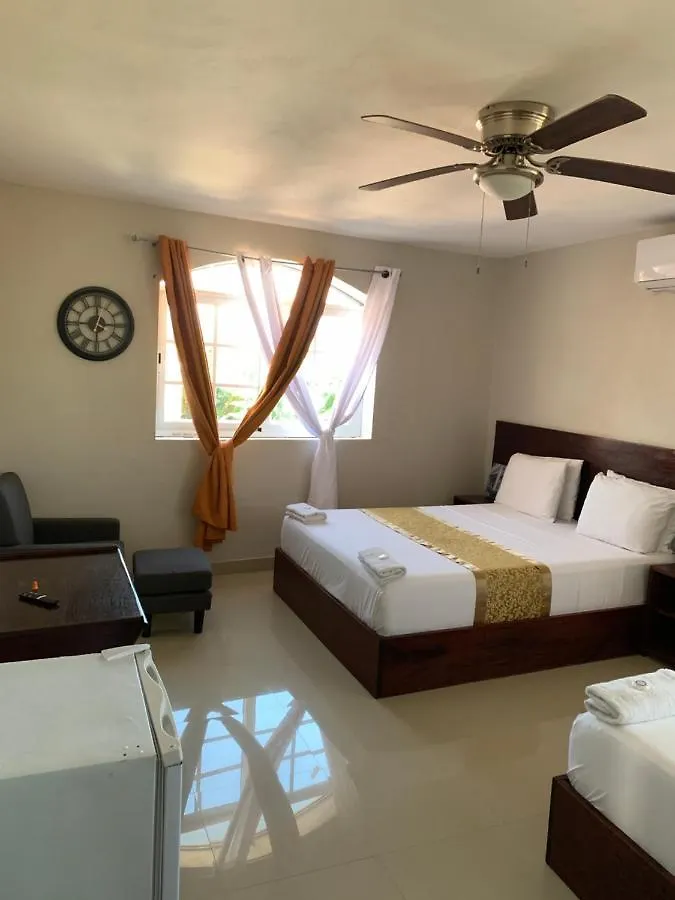 Flaming Houseand Hotel Les Cayes