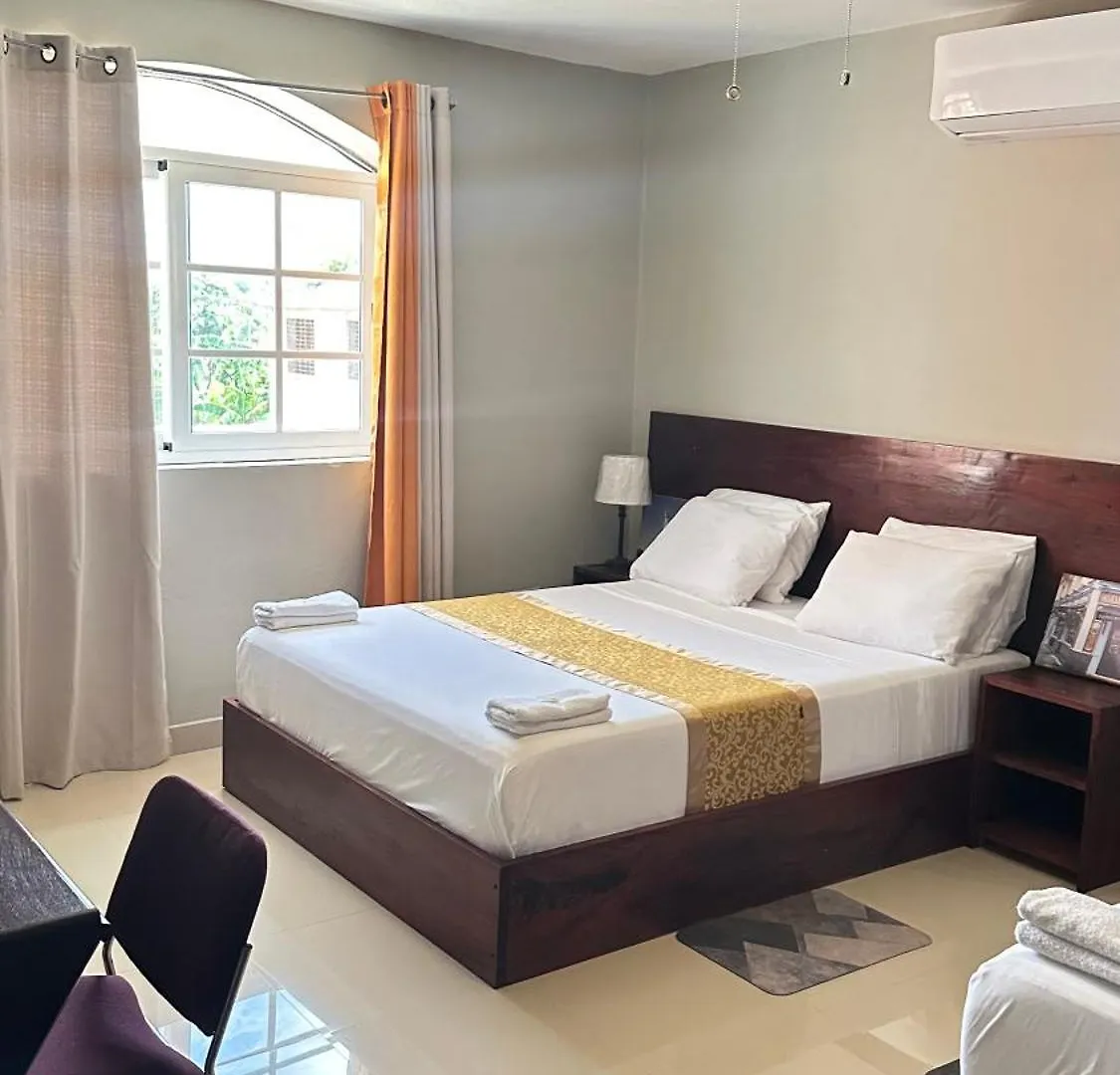 Flaming Houseand Hotel Les Cayes 0*,